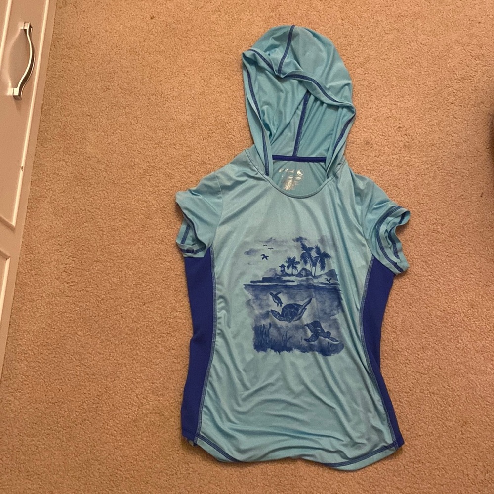 Hooded short sleeve shirt with beach view